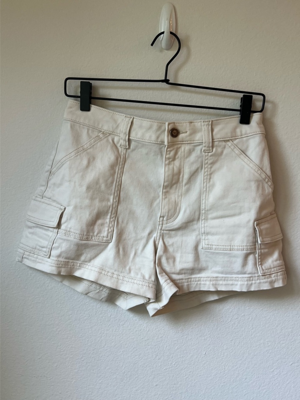 Hollister Cream High-rise cargo inspired shorts